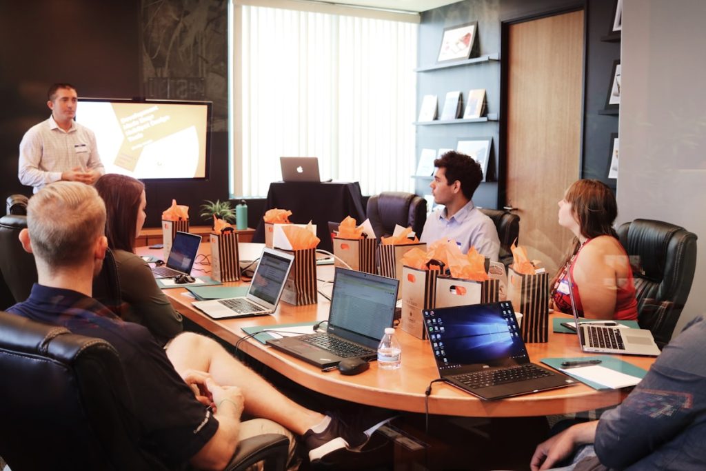 Equipo analizando datos de producción con cuadro de mando en Power BI