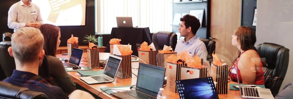 Equipo analizando datos de producción con cuadro de mando en Power BI