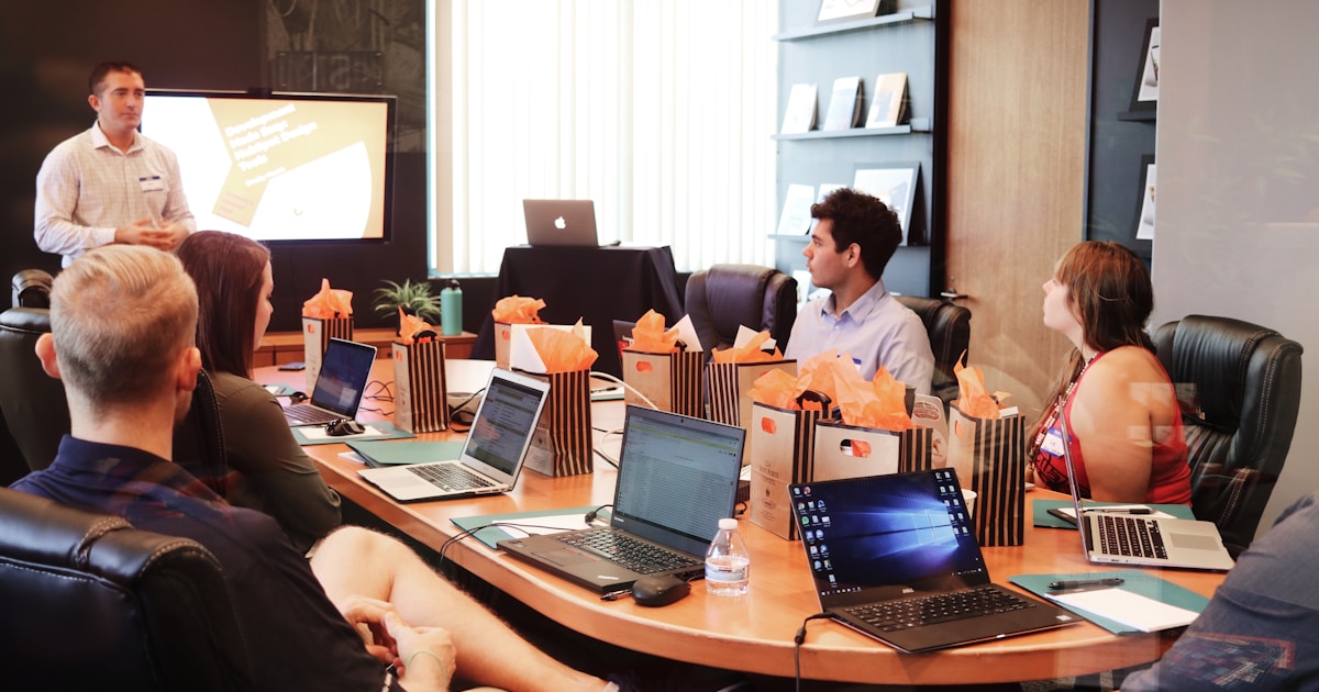 Equipo de empresa analizando procesos para identificar y eliminar desperdicios administrativos