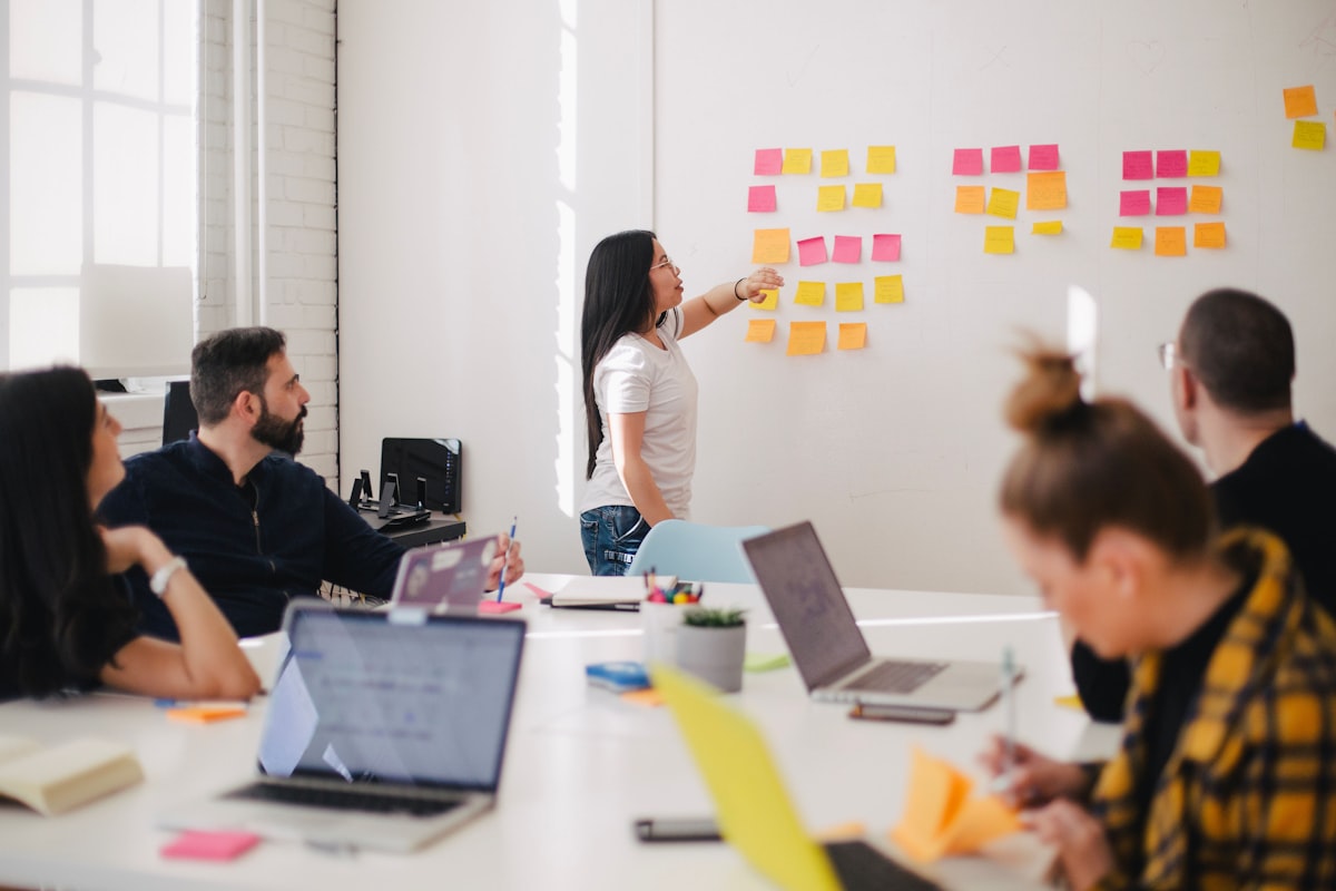 Equipo de trabajo en un taller Kaizen de mejora continua