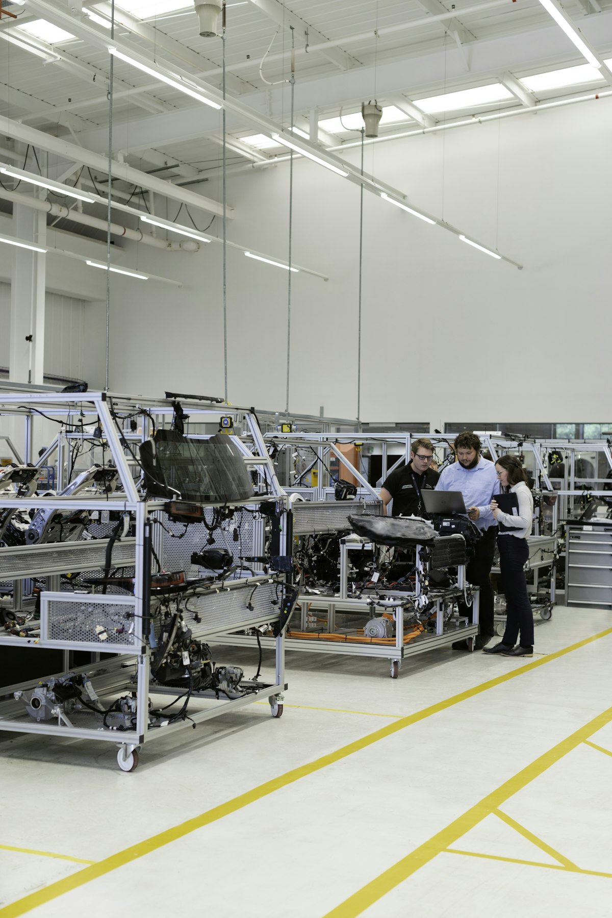 Equipo de producción aplicando metodología Lean Manufacturing en fábrica industrial