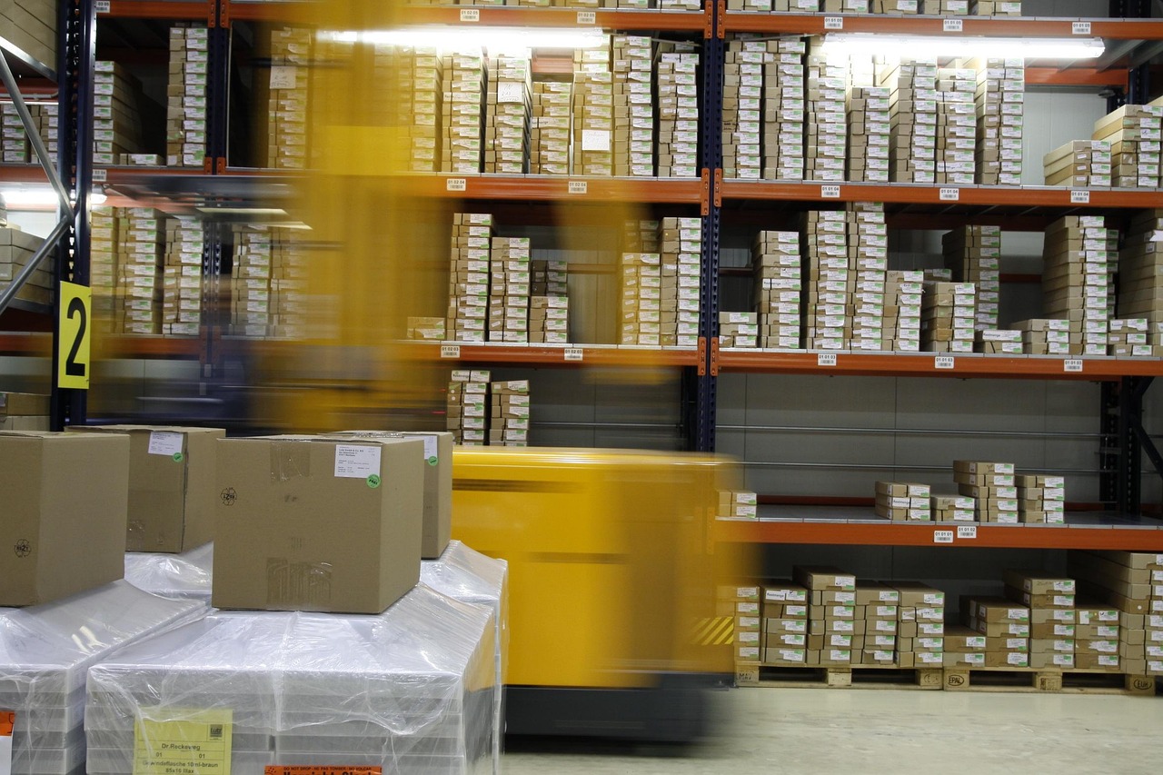 Almacén con exceso de inventario - desperdicio Lean