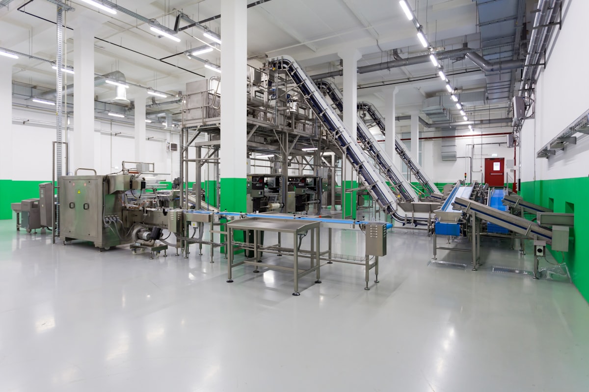 Planta industrial de producción donde se aplica SMED para reducir tiempos de cambio de formato